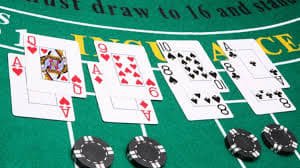 Seorang pemain menikmati taruhan sepak bola di perangkat mobile sambil duduk santai